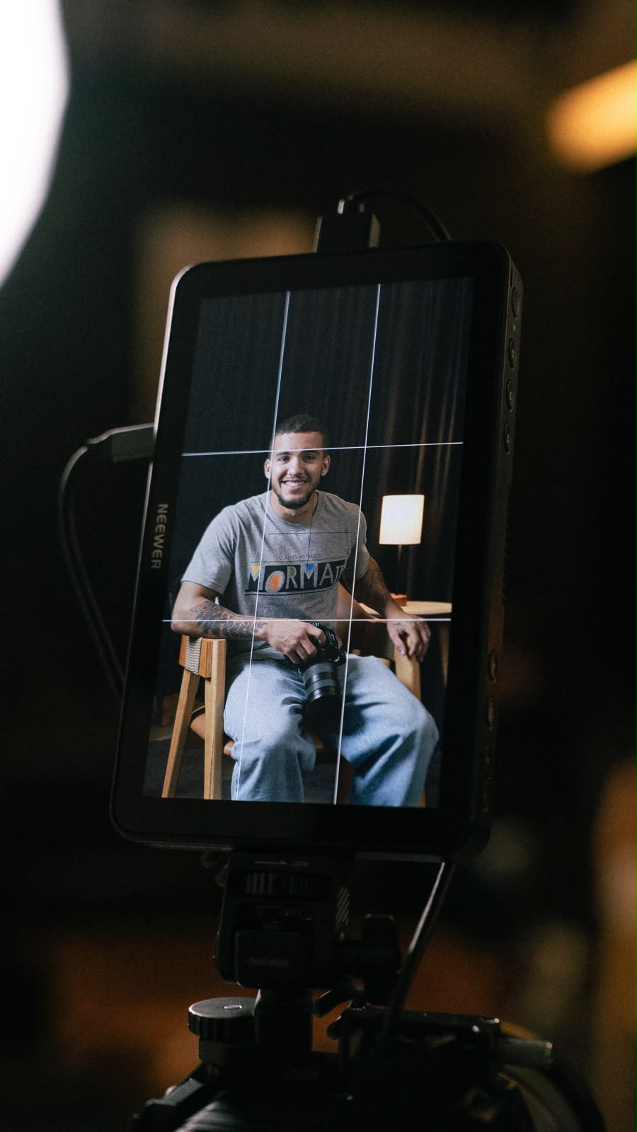 Yan Bastos, filmmaker e fundador da Montis, no monitor de câmera